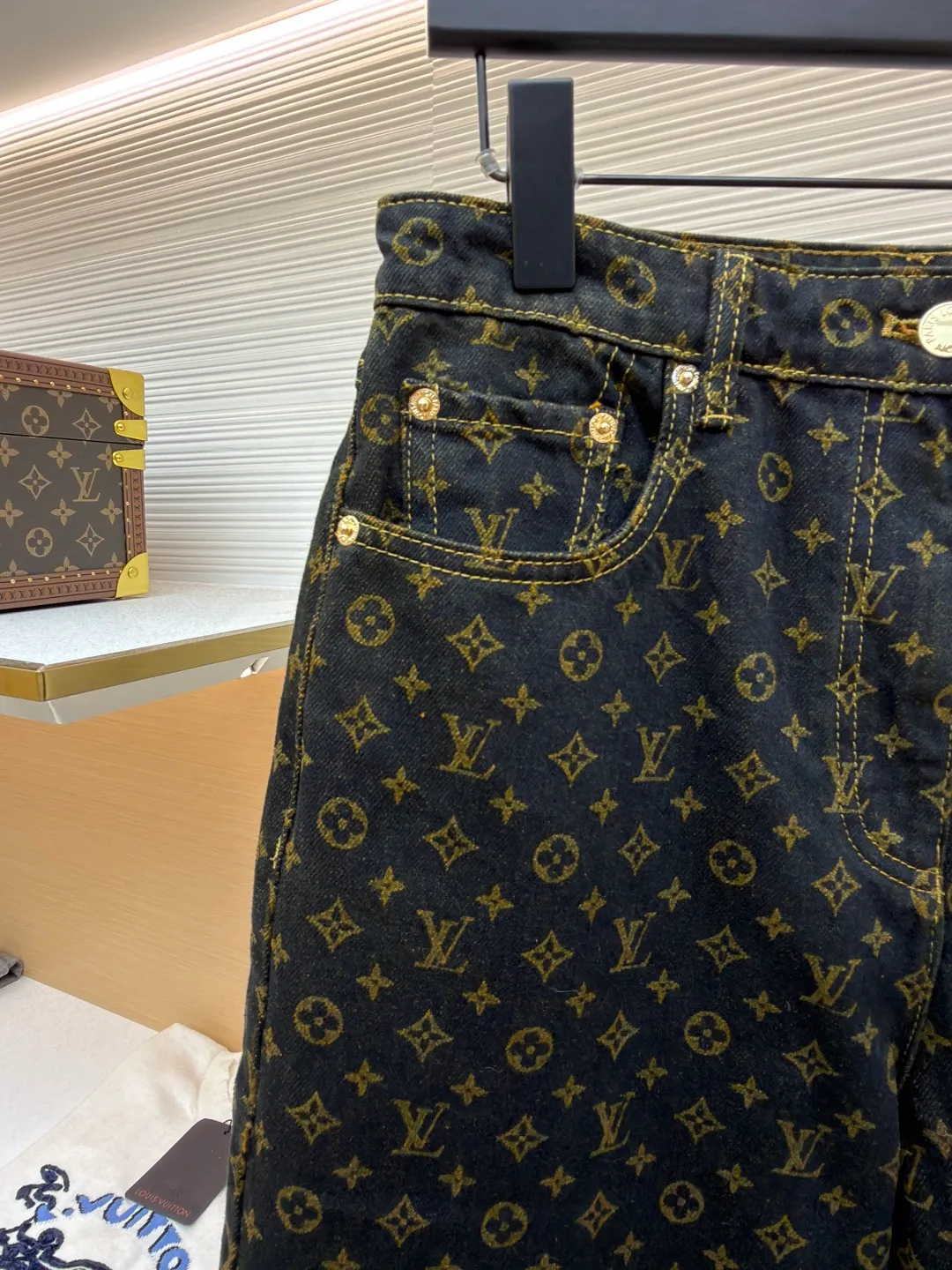 LOUIS VUITTON full letter printed jeans [Women's clothing] ●Original version: purchased and developed by 16199 ●Item number: 1681900-B10 ●Fabric: denim fabric ●Technology: printing production ●Color: brown ●Version: loose fit ●Weight: about 825 grams ●Size: 34-36-38 ●Description: This LV 25 new black full-print denim wide-leg pants are made of 100% high-pound pure cotton denim produced in Italy. After pre-shrinking, the full-print presbyopia pattern is fully aligned and spliced through CAD precise layout and laser cutting (the waist, ankles, and pockets are all aligned), and the fabric loss rate is controlled within 5%. During the production stage, double-needle chain stitching is used to reinforce the front pockets, and the crotch is cross-stitched with high-strength polyester thread backstitching. The trouser loops are fixed with a density of 8 stitches per inch; the hardware is made of black pearl-textured buttons and rivets, which are combined with the same-color stitching to form a low-key layer. In the post-process, retro washing process is used to create an aged effect, and flocking presbyopia process (velvet texture logo) is superimposed. The size tolerance during final inspection is ≤±0.5cm. The thread ends are finely processed with a hot air thread trimmer, and finally shaped with an environmentally friendly dry cleaning agent to ensure that the overall pattern is straight and delicate, the fabric is comfortable and soft, and the color is consistent without color difference. It can be matched with the same style to create a fashionable look and control various occasions. Customized accessories, complete with three standards, the same style for men and women!